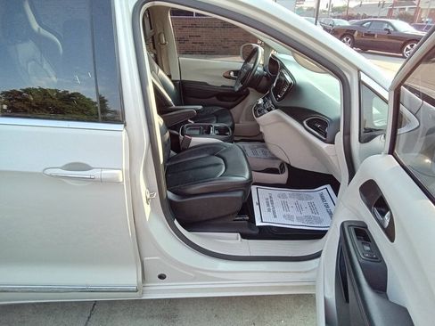 Used 2017 Chrysler Pacifica Touring-L FWD image 4
