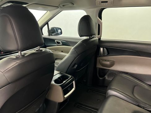 Used 2025 Kia Carnival LXS FWD image 19