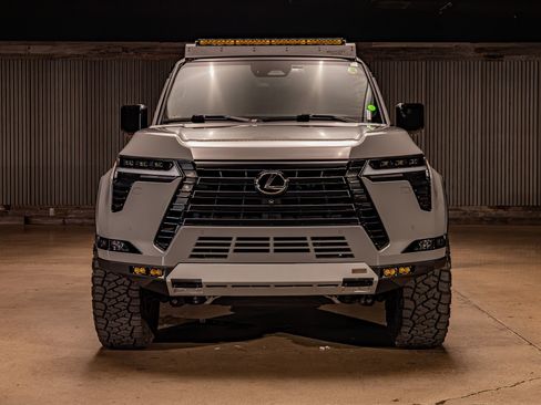 Used 2024 Lexus GX 550 image 2