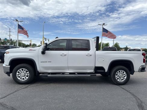 Used 2021 Chevrolet Silverado 2500 LT w/ Z71 Off-Road Package AWD/4WD image 4