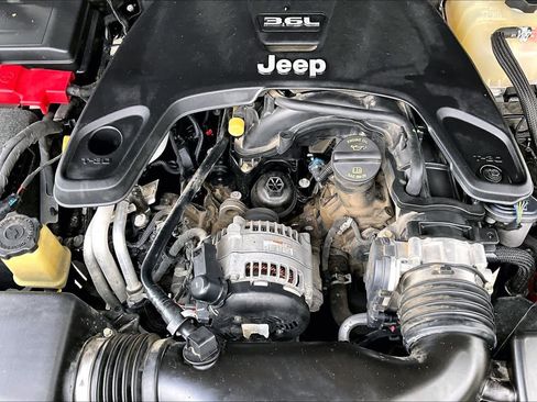 Used 2018 Jeep Wrangler Unlimited Sahara w/ Dual Top Group image 32