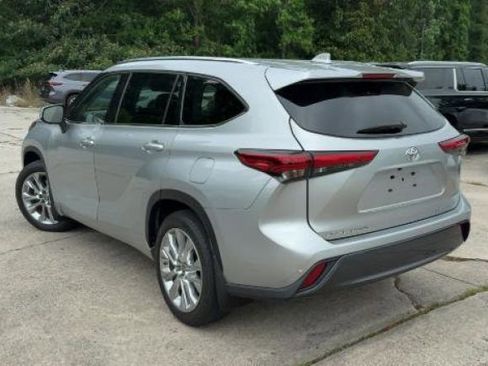 Used 2023 Toyota Highlander Limited AWD/4WD image 12