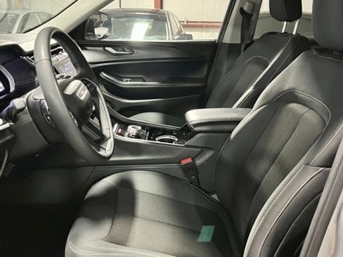 Used 2023 Jeep Grand Cherokee L Laredo image 11