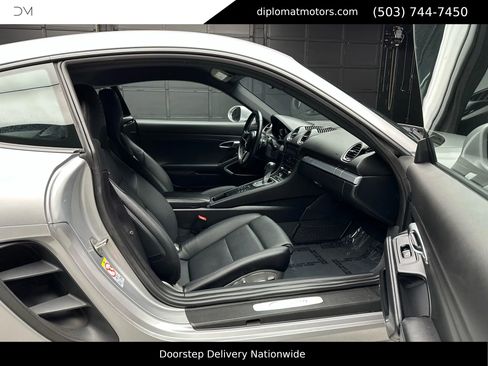 Used 2024 Porsche 718 Cayman w/ Premium Package image 20