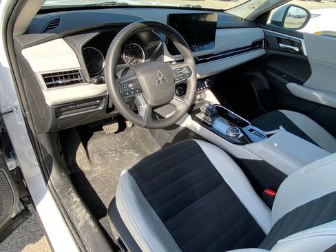 Used 2025 Mitsubishi Outlander SE image 3