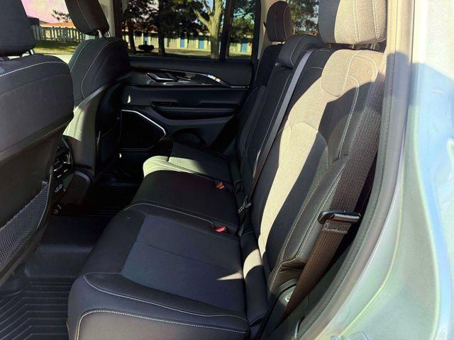 Used 2022 Jeep Grand Cherokee Laredo w/ Luxury Tech Group I AWD/4WD image 11