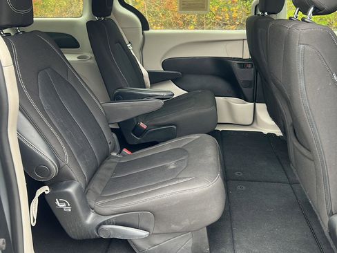 Used 2023 Chrysler Voyager LX image 5
