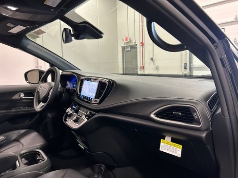 New 2027 Chrysler Pacifica Select FWD image 37