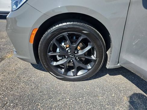 Used 2025 Chrysler Pacifica Limited FWD image 28