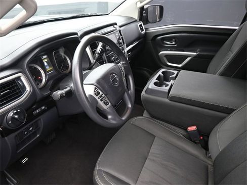 Used 2018 Nissan Titan SV image 18