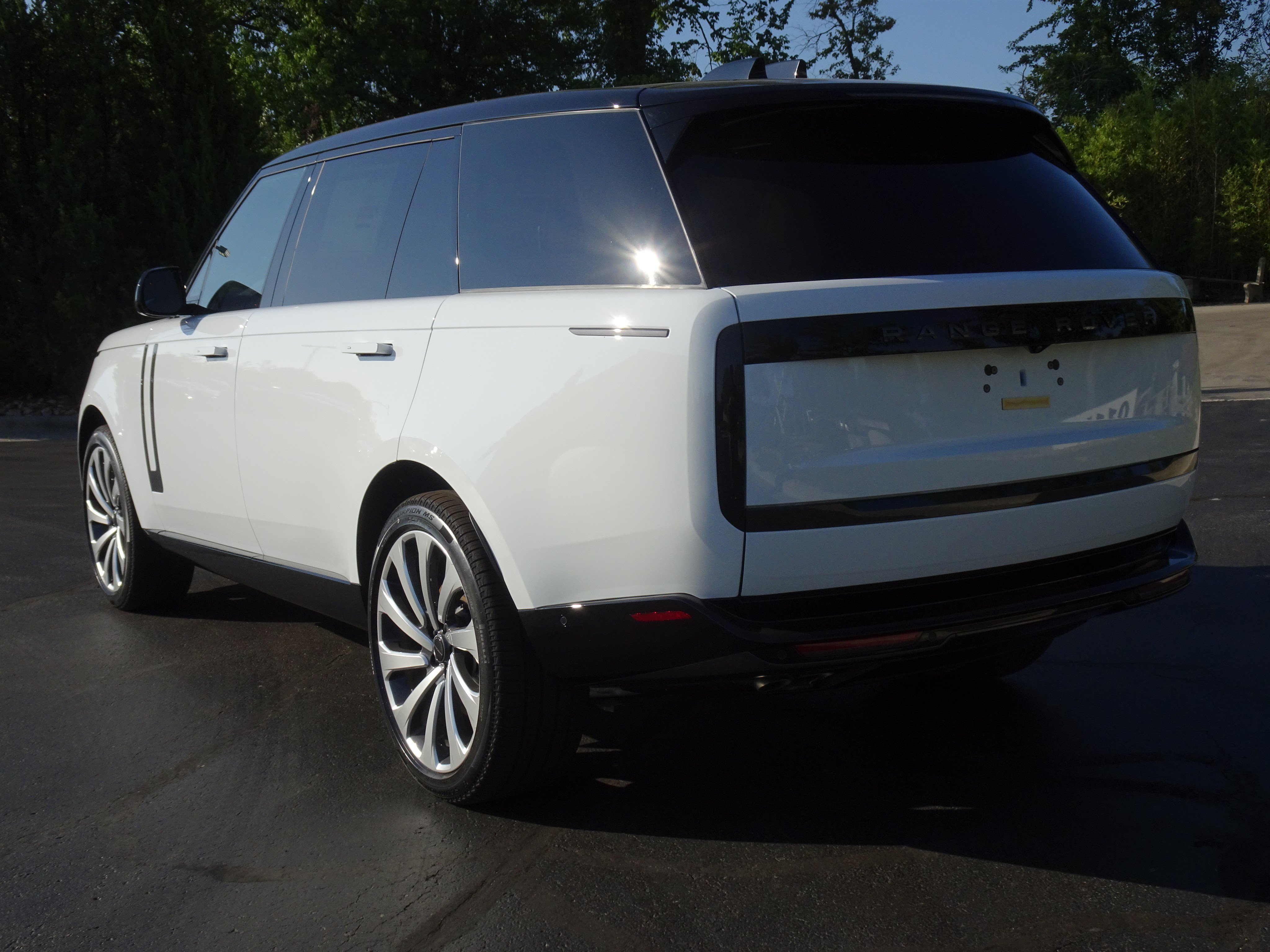 New 2026 Land Rover Range Rover Long Wheelbase SE AWD/4WD image 8