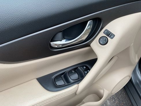 Used 2015 Nissan Rogue S image 11