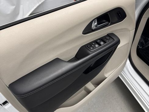 Used 2024 Chrysler Pacifica Touring-L FWD image 12