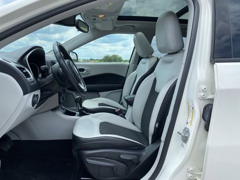 Used 2019 Jeep Compass Latitude FWD image 10
