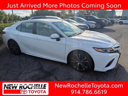 Used 2020 Toyota Camry SE FWD image 1