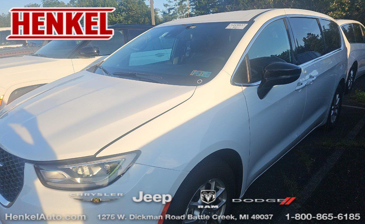 Used 2026 Chrysler Pacifica Select FWD image 1