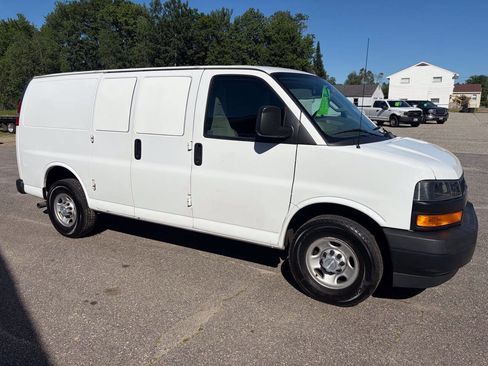 Used 2018 Chevrolet Express 2500 w/ Driver Convenience Package RWD image 9
