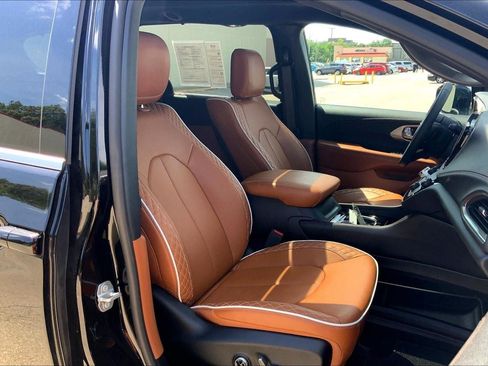 Used 2024 Chrysler Pacifica Pinnacle FWD image 7