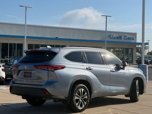 Used 2020 Toyota Highlander XLE AWD/4WD image 4