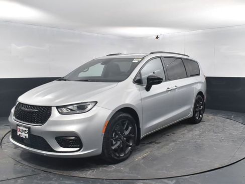 New 2026 Chrysler Pacifica Limited image 4