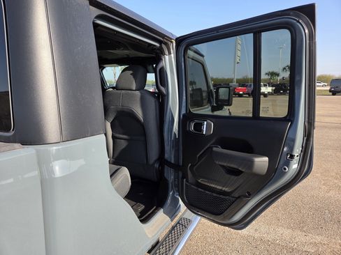 Used 2025 Jeep Gladiator Sport AWD/4WD image 16