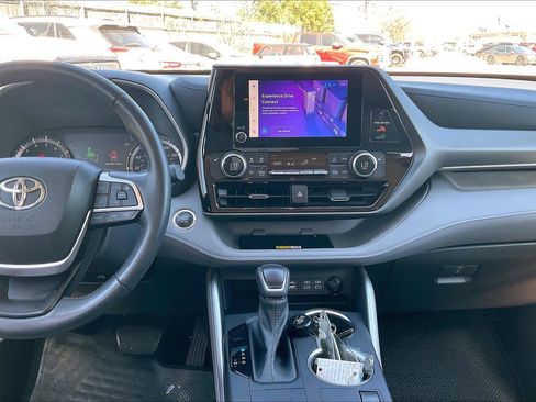 Used 2023 Toyota Highlander XLE image 7