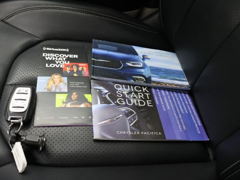 Used 2024 Chrysler Pacifica Touring-L FWD image 58