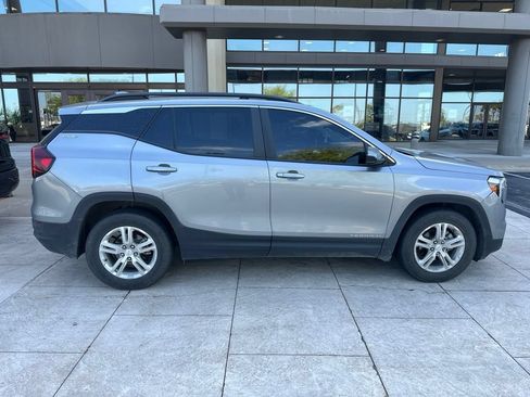 Used 2024 GMC Terrain SLE w/ Driver Convenience Package FWD image 7