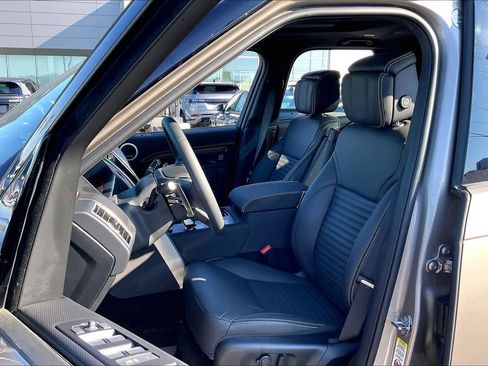 Used 2025 Land Rover Discovery Dynamic SE image 28