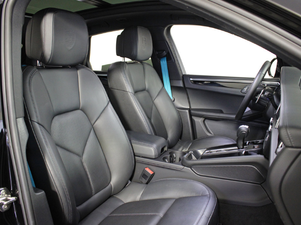 Certified 2022 Porsche Macan AWD/4WD image 42