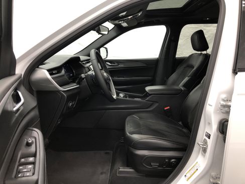 Certified 2024 Jeep Grand Cherokee Altitude image 12