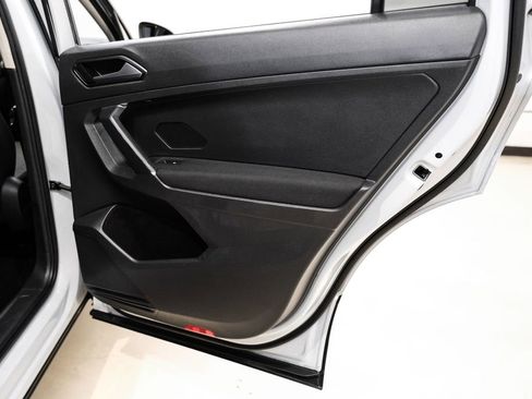 Used 2018 Volkswagen Tiguan S image 40