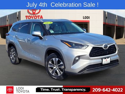 Used 2024 Toyota Highlander XLE AWD/4WD image 1