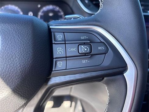 Used 2025 Jeep Grand Cherokee Altitude image 19