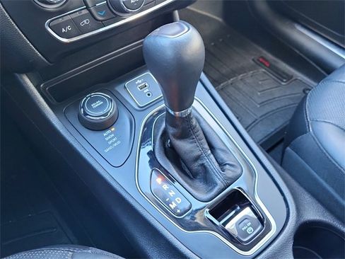 Used 2019 Jeep Cherokee Limited image 25