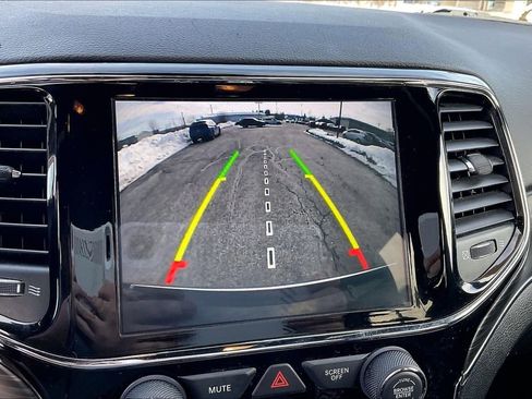 Used 2022 Jeep Grand Cherokee Limited image 20