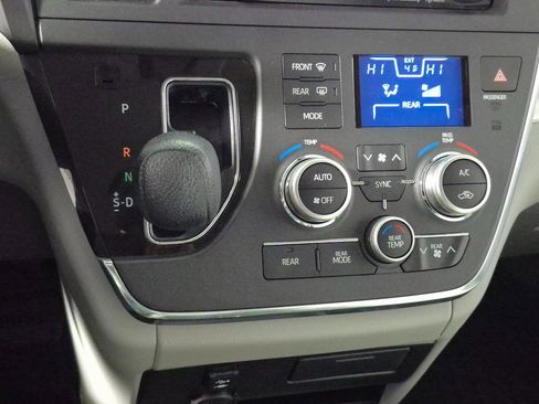 Used 2018 Toyota Sienna LE image 16