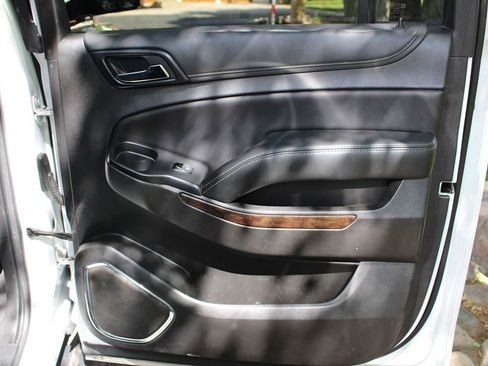 Used 2020 Chevrolet Suburban LT RWD image 17