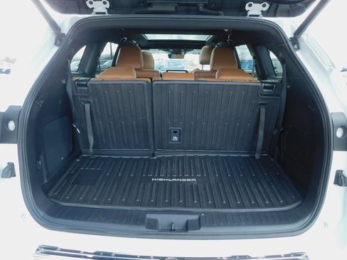 Used 2023 Toyota Highlander Platinum image 13