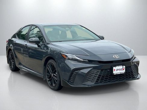 Used 2025 Toyota Camry SE FWD image 3