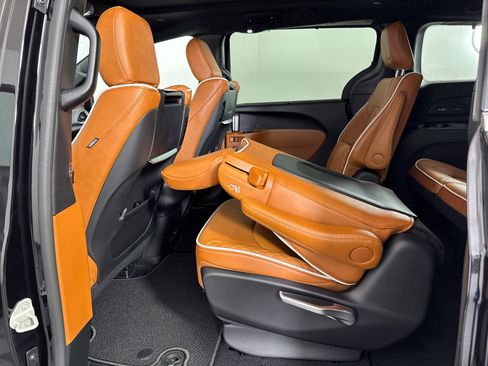 New 2026 Chrysler Pacifica Pinnacle image 30