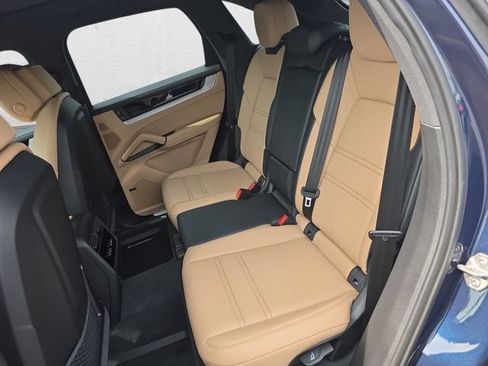 Used 2024 Porsche Cayenne AWD/4WD image 14
