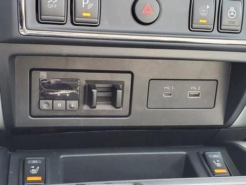 Used 2020 Nissan Titan SL w/ Moonroof Package image 31