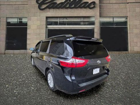 Used 2017 Toyota Sienna XLE Premium FWD image 3