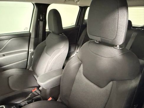 Used 2023 Jeep Renegade Latitude image 30