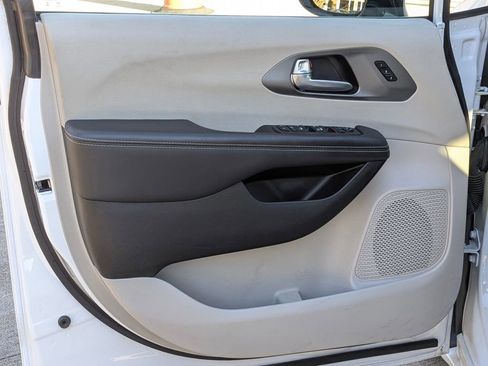 Used 2024 Chrysler Pacifica Touring-L image 13