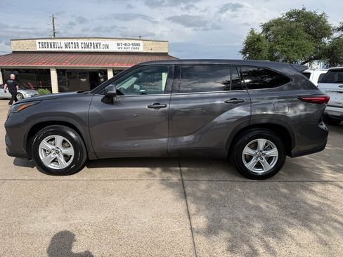 Used 2021 Toyota Highlander LE FWD image 4