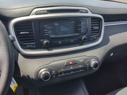 Used 2016 Kia Sorento LX image 18