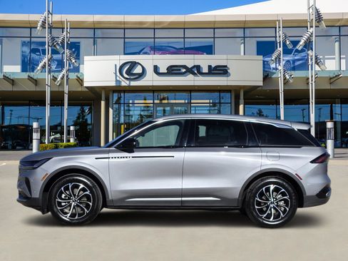 Used 2024 Lincoln Nautilus Premier image 3