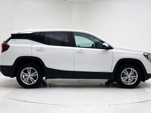 Used 2024 GMC Terrain SLE image 2